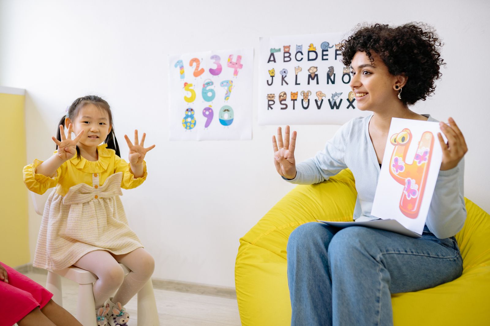 Teacher counting with a preschooler during a learning game